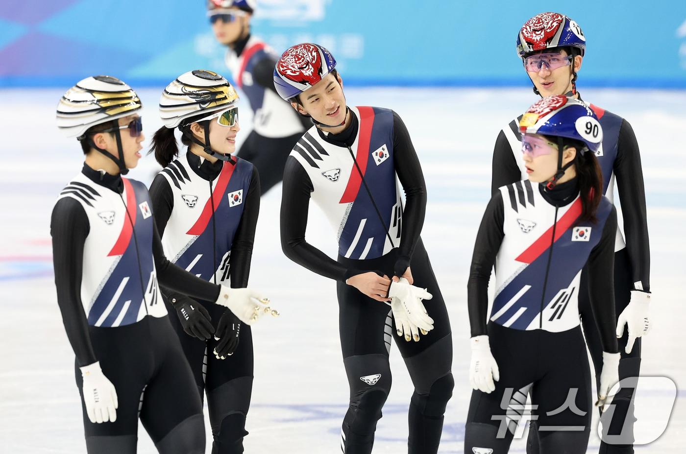 대한민국 쇼트트랙 대표팀이 4일 제9회 하얼빈 동계 아시안게임을 앞두고 중국 헤이룽장성 하얼빈 빙상훈련센터 다목적홀에서 훈련 중 잠시 숨을 고르며 대화하고 있다. 2025.2.4/뉴스1 ⓒ News1 이승배 기자