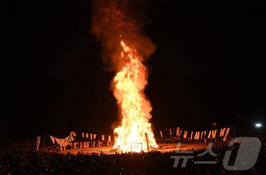 본문 이미지 - 2024년 철마면 정월대보름 달집 행사 현장(기장군청 제공)