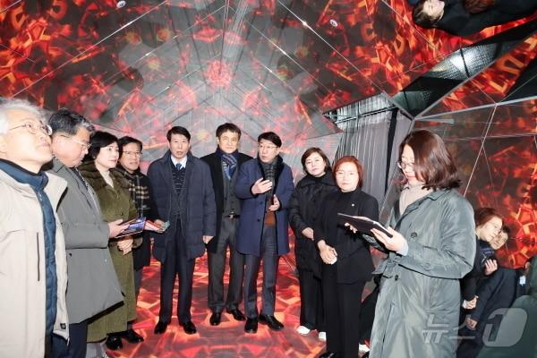 본문 이미지 - 미디어아트 전시관으로 탈바꿈 한 '완산벙커 더 스페이스'가 4일 개관식을 갖고 일반 시민들에게 공개됐다.(전주시 제공)/뉴스1