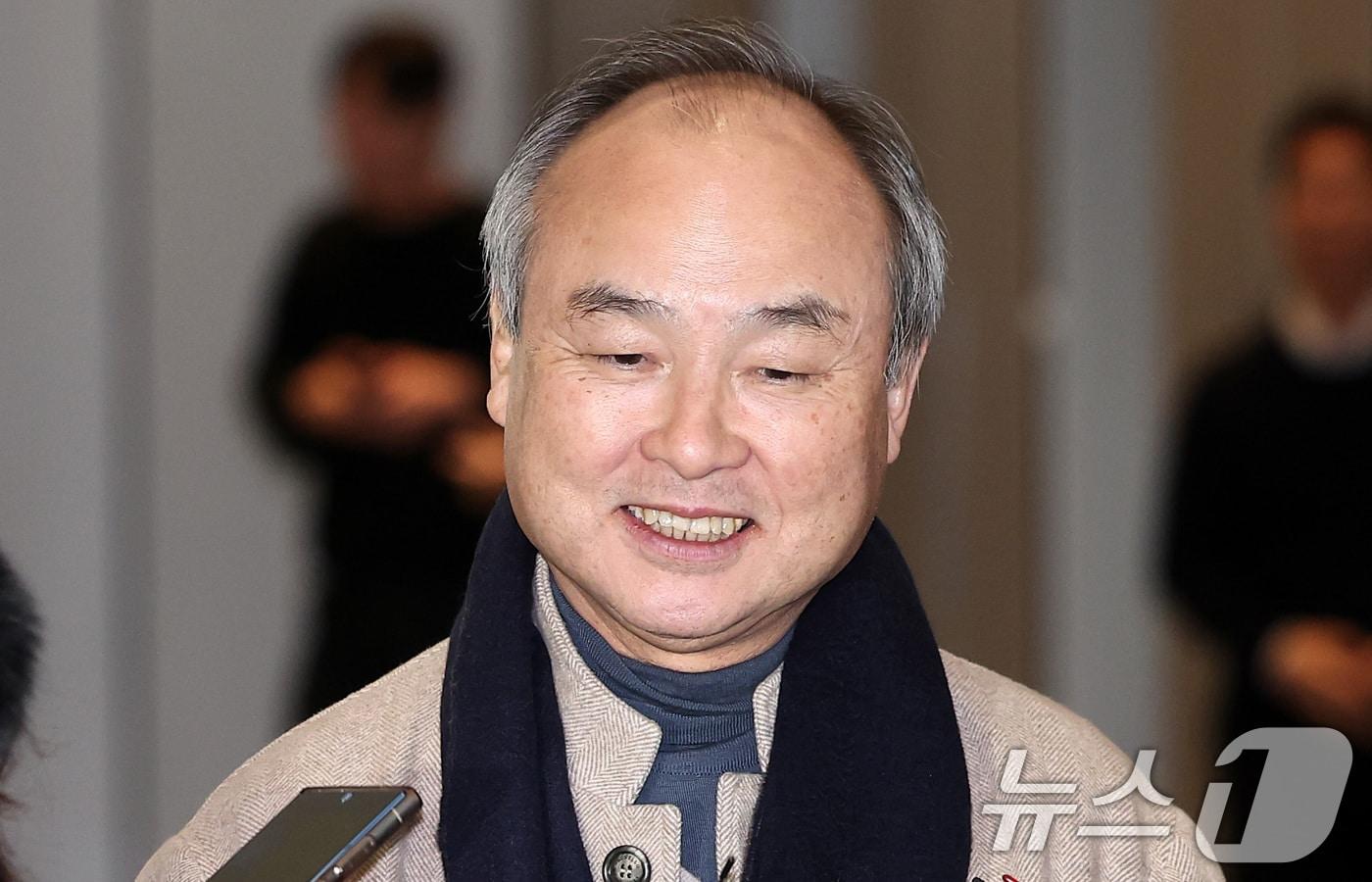 본문 이미지 - 손정의 소프트뱅크그룹 회장이 4일 서울 서초구 삼성전자 사옥에서 이재용 삼성전자 회장과 샘 올트먼 오픈AI 최고경영자(CEO)와의 회동을 마친 후 취재진의 질문에 답하고 있다. 2025.2.4 ⓒ 뉴스1 김성진 기자