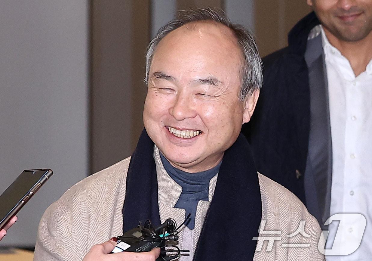 본문 이미지 - 손정의 소프트뱅크그룹 회장이 4일 서울 서초구 삼성전자 사옥에서 이재용 삼성전자 회장과 샘 올트먼 오픈AI 최고경영자(CEO)와의 회동을 마친 후 취재진의 질문에 답하고 있다. 2025.2.4 ⓒ 뉴스1 김성진 기자