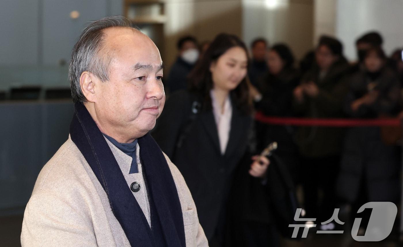 본문 이미지 - 손정의 소프트뱅크그룹 회장이 4일 서울 서초구 삼성전자 사옥에서 이재용 삼성전자 회장과 샘 올트먼 오픈AI 최고경영자(CEO)와의 회동을 마친 후 사옥을 나서고 있다. 2025.2.4 ⓒ 뉴스1 김성진 기자