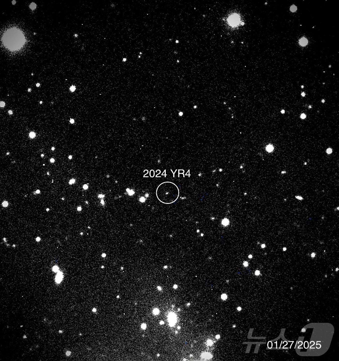 본문 이미지 - 2025년 1월 31일 NASA가 제공한 이 유인물 사진은 2025년 1월 27일 뉴멕시코 공과대학의 막달레나 리지 2.4m 망원경이 관측한 소행성 2024 YR4. 2025.02.01 ⓒ AFP=뉴스1 ⓒ News1 김경민 기자