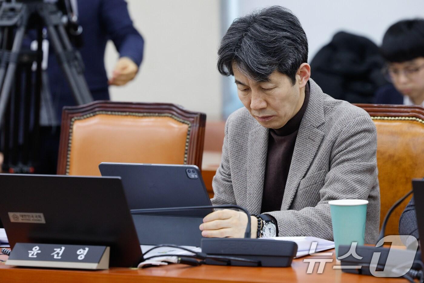 윤건영 더불어민주당 의원이 4일 서울 여의도 국회에서 열린 '윤석열 정부의 비상계엄 선포를 통한 내란 혐의 진상규명 국정조사 2차 청문회'에 자리하고 있다. 2025.2.4/뉴스1 ⓒ News1 안은나 기자