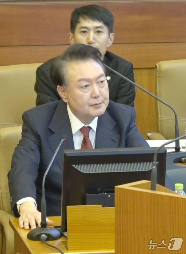 본문 이미지 - 윤석열 대통령이 4일 서울 종로구 헌법재판소에서 열린 본인에 대한 탄핵심판 5차 변론에 피청구인으로 출석해 발언하고 있다. &#40;헌법재판소 제공&#41; 2025.2.4/뉴스1