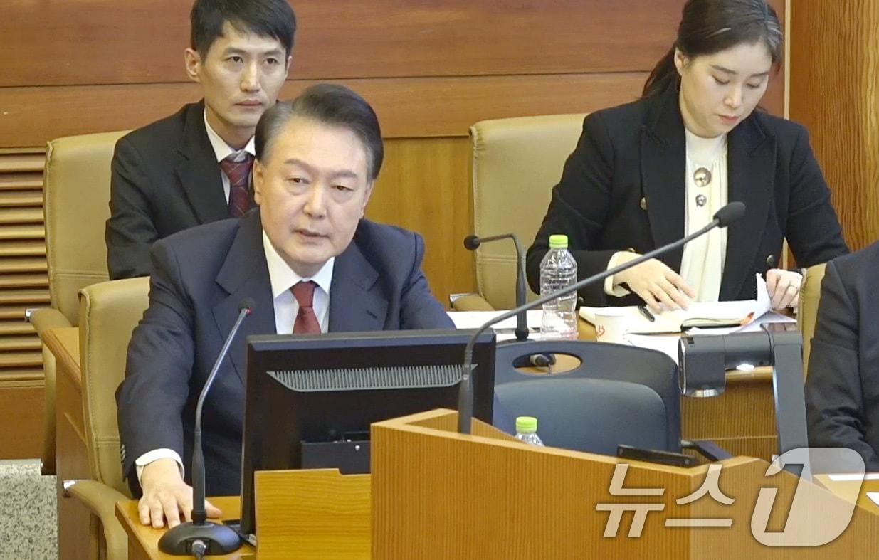 본문 이미지 - 윤석열 대통령이 4일 서울 종로구 헌법재판소에서 열린 본인에 대한 탄핵심판 5차 변론에 피청구인으로 출석해 발언하고 있다. (헌법재판소 제공) 2025.2.4/뉴스1