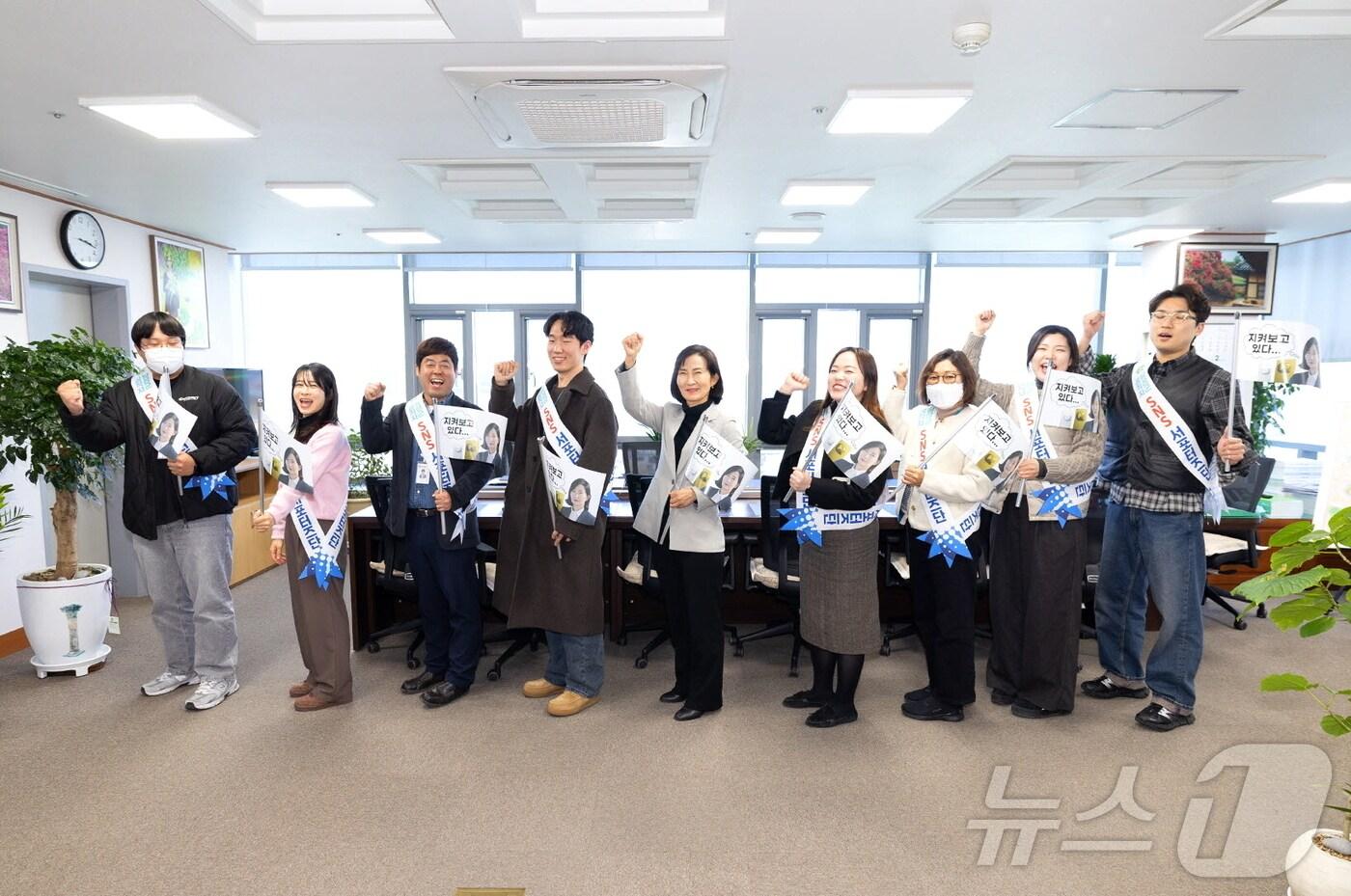 대구 달성군 직원 8명은 4일 SNS 서포터즈로 임명돼 기념 사진을 촬영하고 있다.(대구 달성군 제공)