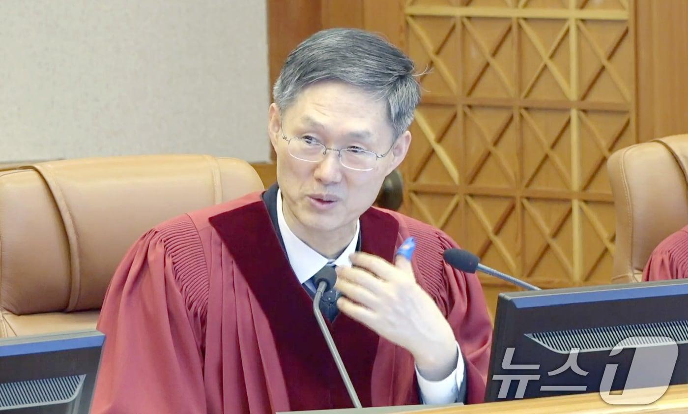 문형배 헌법재판소장 권한대행이 4일 서울 종로구 헌법재판소에서 열린 윤석열 대통령 탄핵심판 5차 변론을 진행하고 있다. (헌법재판소 제공) 2025.2.4/뉴스1