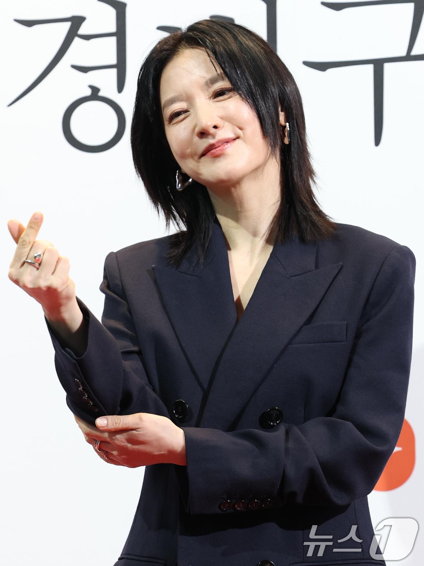 본문 이미지 - 배우 이영애가 4일 서울 용산구 CGV 용산아이파크몰에서 열린 CJ ENM 30주년 기념 비저너리(Visionary) 선정작 ‘공동경비구역 JSA’ Homecoming GV에 참석해 포즈를 취하고 있다. 2025.2.4/뉴스1 ⓒ News1 권현진 기자