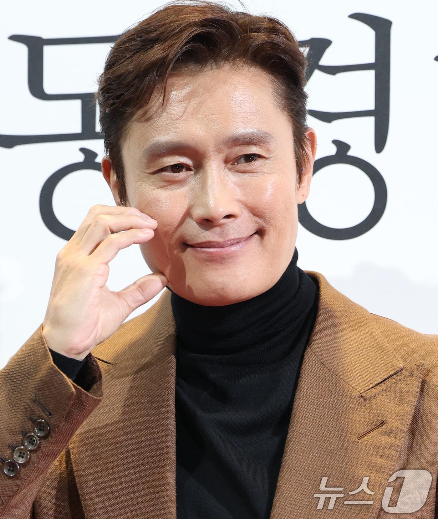 본문 이미지 - 배우 이병헌이 4일 서울 용산구 CGV 용산아이파크몰에서 열린 CJ ENM 30주년 기념 비저너리(Visionary) 선정작 ‘공동경비구역 JSA’ Homecoming GV에 참석해 포즈를 취하고 있다. 2025.2.4/뉴스1 ⓒ News1 권현진 기자