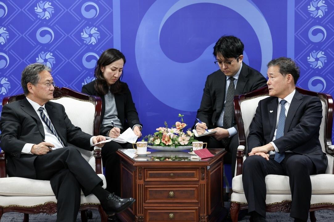 본문 이미지 - 김영호 통일부 장관이 4일 조셉 윤 신임 주한 미국대사대리를 접견하고 한반도 정세 관련 의견을 교환했다고 밝혔다. (통일부 제공)