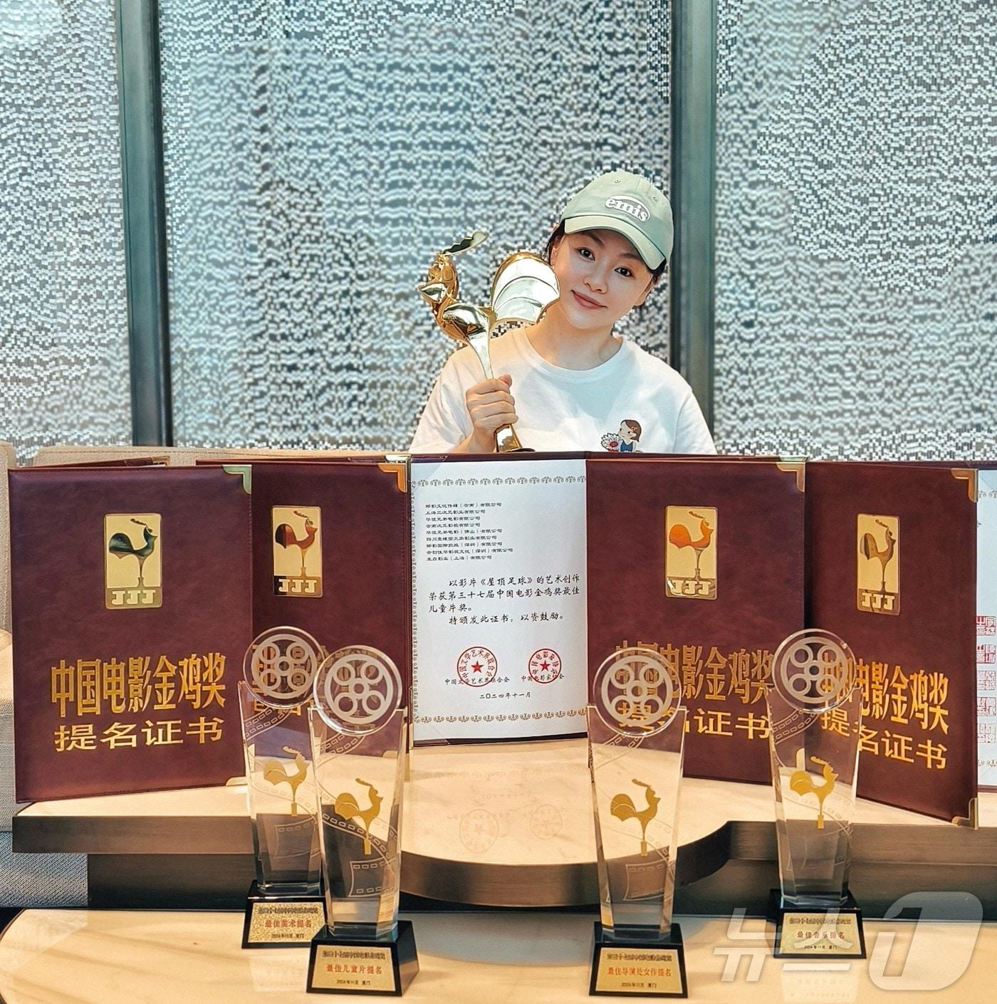 본문 이미지 - 삼육대 통합예술학과 박사과정 시옹 후이 학생이 금계장 트로피를 들고 기념사진을 찍고 있다. (삼육대 제공)