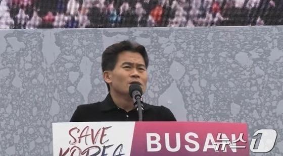 본문 이미지 - 지난 1일 부산역 광장에서 열린 윤석열 대통령 탄핵 반대 집회 연사로 참석해 발언하고 있는 전한길 씨. (유튜브 갈무리)