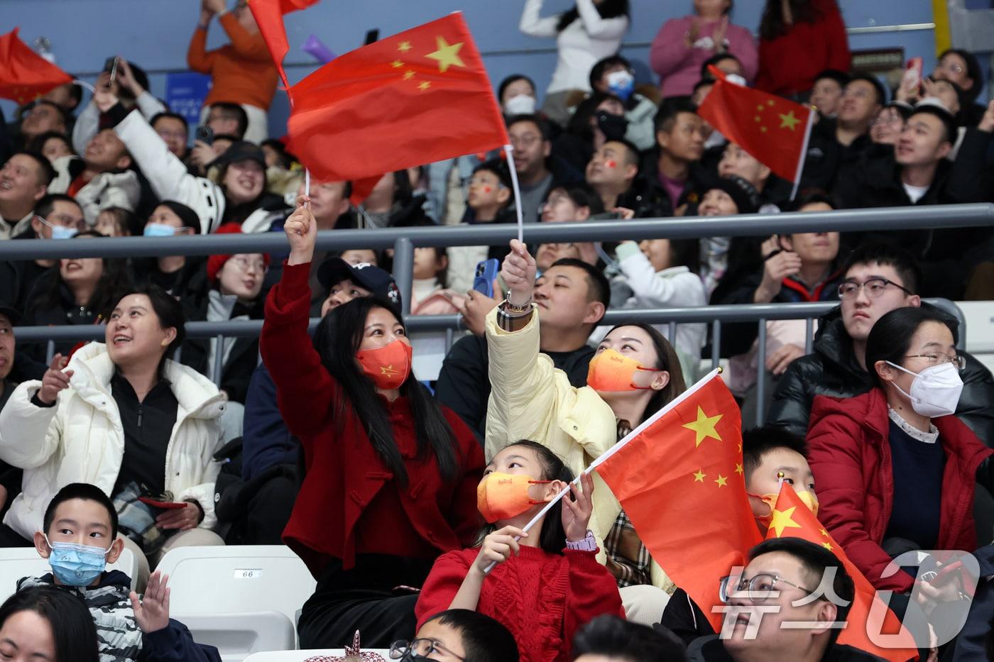 4일 오후 중국 헤이룽장성 하얼빈 아이스하키 아레나에서 열린 남자하키 예선 A조 대한민국과 중국의 경기에서 중국 팬들이 오성홍기를 흔들며 응원하고 있다. 2025.2.4/뉴스1 ⓒ News1 이승배 기자