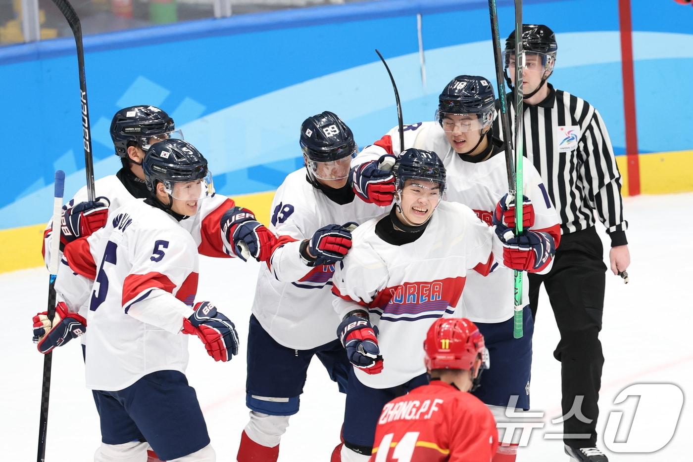 4일 오후 중국 헤이룽장성 하얼빈 아이스하키 아레나에서 열린 남자하키 예선 A조 대한민국과 중국의 경기에서 김상엽이 동점골을 넣은 뒤 동료들과 기쁨을 나누고 있다. 2025.2.4/뉴스1 ⓒ News1 이승배 기자