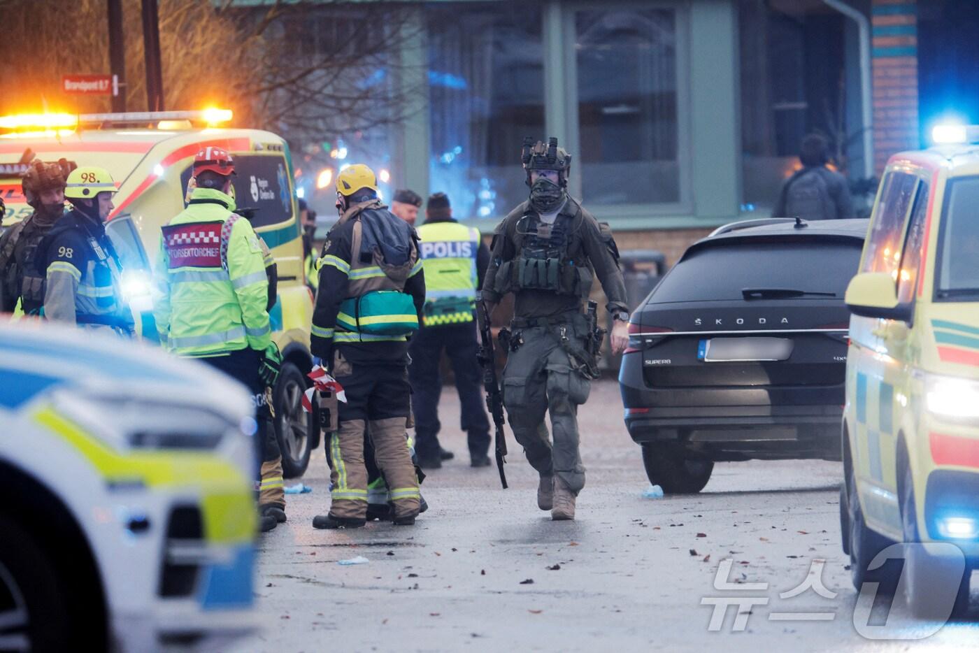 4일(현지시간) 스웨덴 중부 오레브로의 리스베르스크 학교에서 총격 사건이 발생해 구조대와 경찰이 출동한 모습. 2025.02.04 ⓒ 로이터=뉴스1 ⓒ News1 김지완 기자
