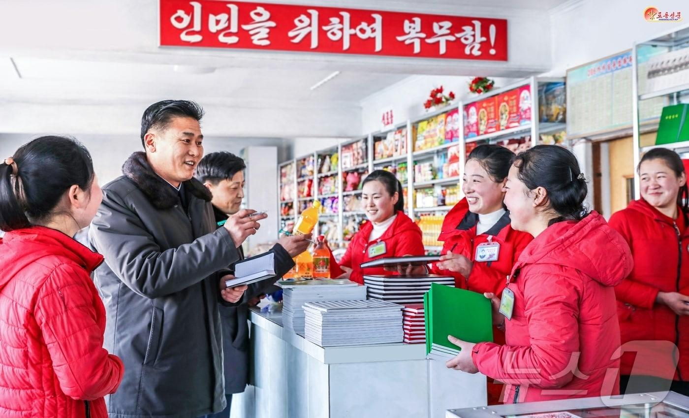 본문 이미지 - (평양 노동신문=뉴스1) = 북한 노동당 기관지 노동신문은 5일 각지 당 조직과 일군(간부)들의 역할을 조명하며 "군중 속에 들어가 인민생활 향상을 위한 새로운 일감과 방도를 찾고 있다"라고 보도했다. [국내에서만 사용가능. 재배포 금지. DB 금지. For Use Only in the Republic of Korea. Redistribution Prohibited] rodongphoto@news1.kr