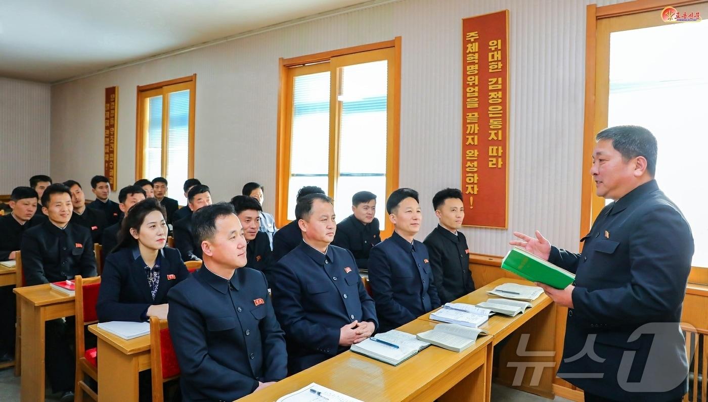 (평양 노동신문=뉴스1) = 북한 노동당 기관지 노동신문은 5일 "당정책관철을 실천과 결부해 되새겨야 한다＂며 ＂당 위원회는 사상사업을 공세적으로 해야한다＂고 강조했다. [국내에서만 사용가능. 재배포 금지. DB 금지. For Use Only in the Republic of Korea. Redistribution Prohibited] rodongphoto@news1.kr