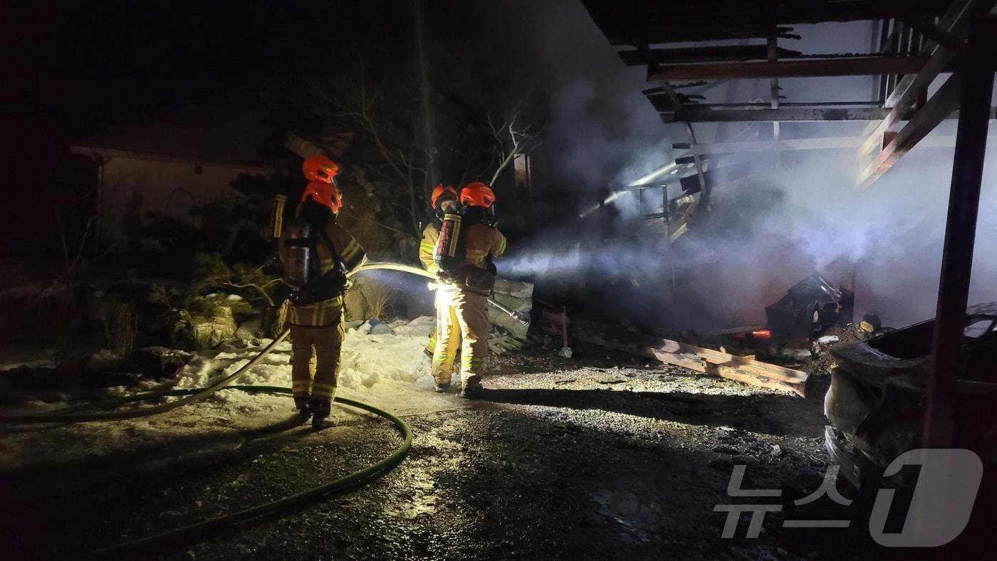 본문 이미지 -  지난 4일 오후 7시 10분쯤 제천시 수산면의 한 단독주택에서도 불이 나 70대 남성이 숨졌다. (제천소방서 제공)/뉴스1 