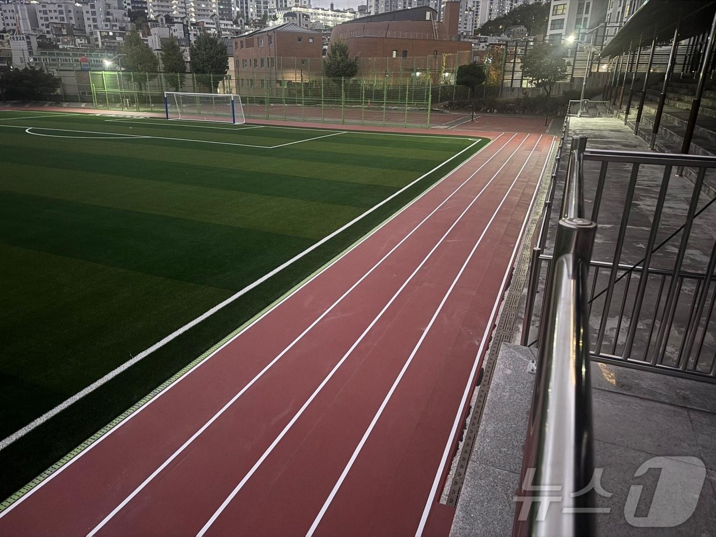 본문 이미지 -  운동장을 개방한 서울 동작구 경문고 모습. (서울시 제공) 