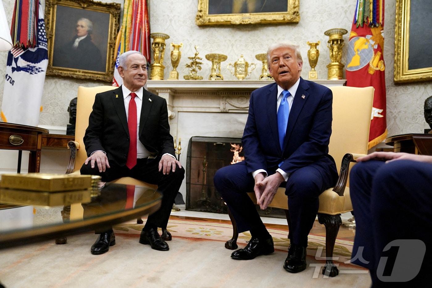 도널드 트럼프 미국 대통령이 4일(현지시간) 미국 워싱턴 백악관 집무실에서 베냐민 네타냐후 이스라엘 총리와 회담하고 있다. ⓒ 로이터=뉴스1 ⓒ News1 류정민 특파원