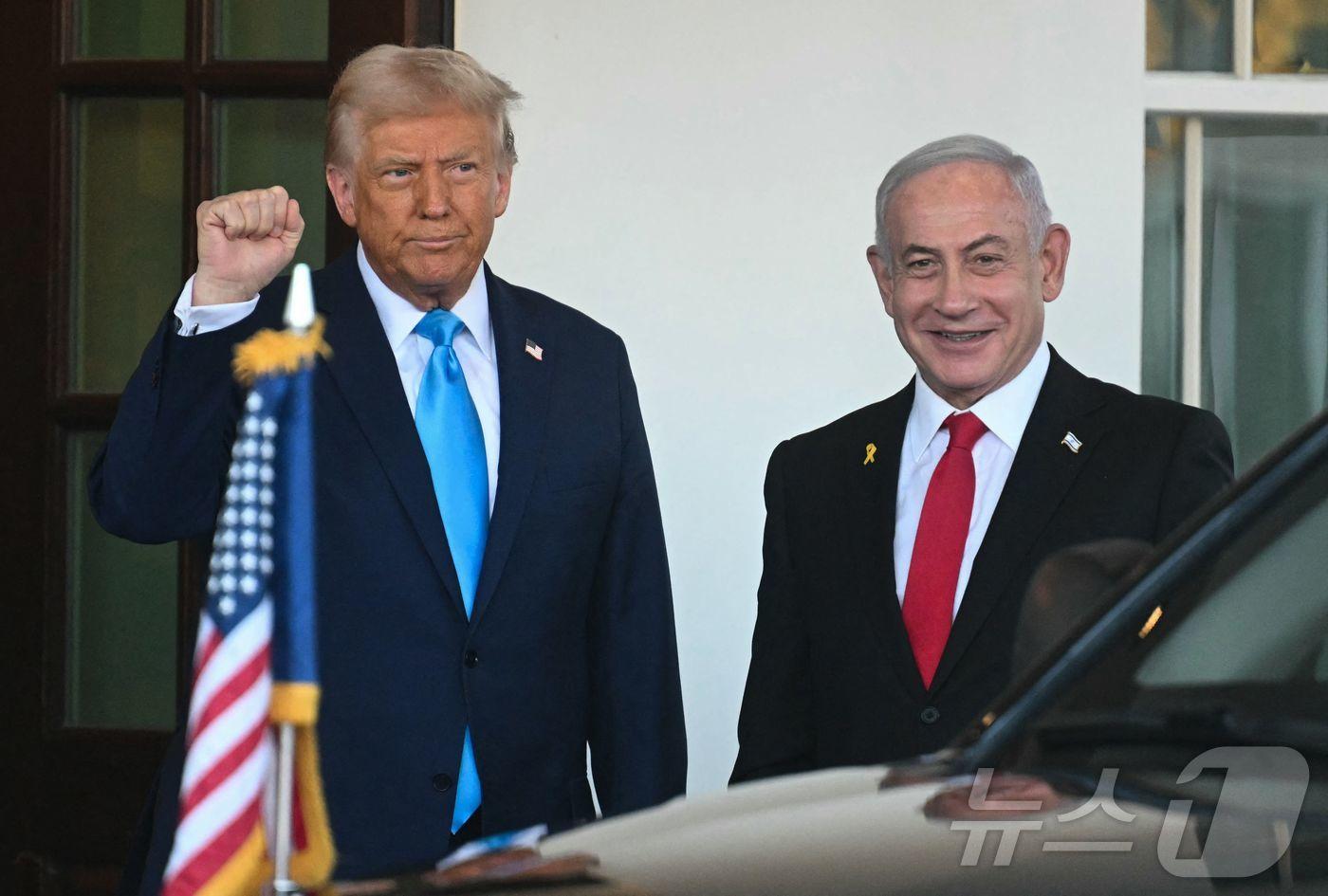 본문 이미지 - 도널드 트럼프 미국 대통령이 지난해 2월 백악관에 도착한 베냐민 네타냐후 이스라엘 총리를 환영하고 있다. 2025.02.05 ⓒ AFP=뉴스1
