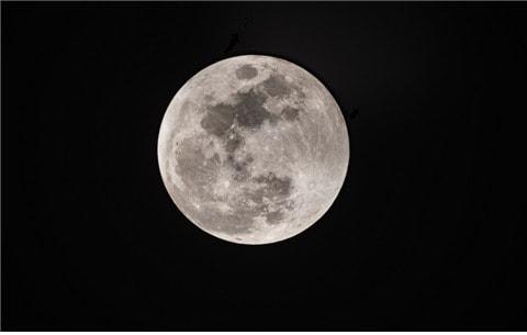 본문 이미지 - 전영범 한국천문연구원 책임연구원이 촬영한 보름달. 2022년 11월 8일&#40;천문연 제공&#41;