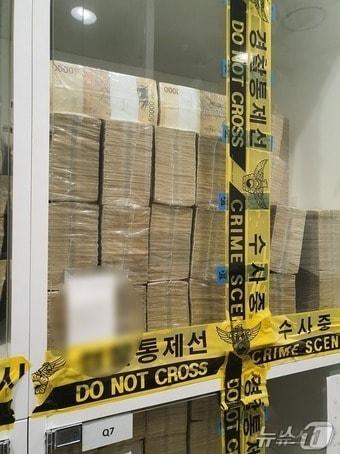 본문 이미지 -  지난 2020년 1월 제주신화월드 랜딩카지노 VIP 금고에서 145억원을 횡령한 혐의를 받는 말레이시아 국적의 여성 A 씨(58)가 두바이에서 붙잡혀 국내 송환됐다. 사진은 범행 자금 중 일부가 카지노 공식 금고에 보관 중인 모습.(제주경찰청 제공)2024.12.9/뉴스1 ⓒ News1 홍수영 기자