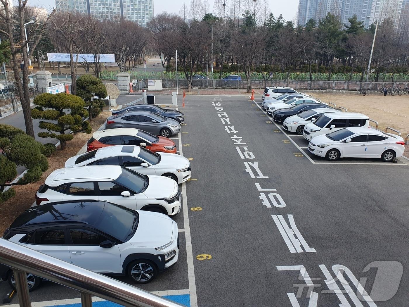 본문 이미지 - 개방된 경기 부천시 부명중 주차장(부천시 제공)/뉴스1