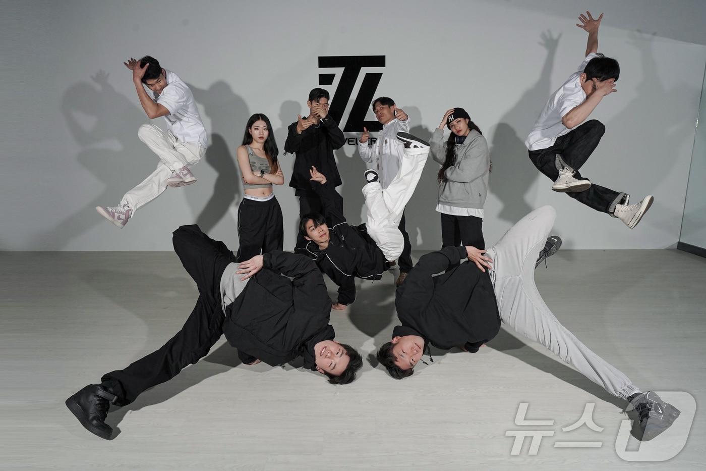  세계문화유산 택견과 비보이가 만나 새로운 공연 콘텐츠를 선보인다. 사진은 비보이팀 트레블러 크루.(충주시 제공)/뉴스1