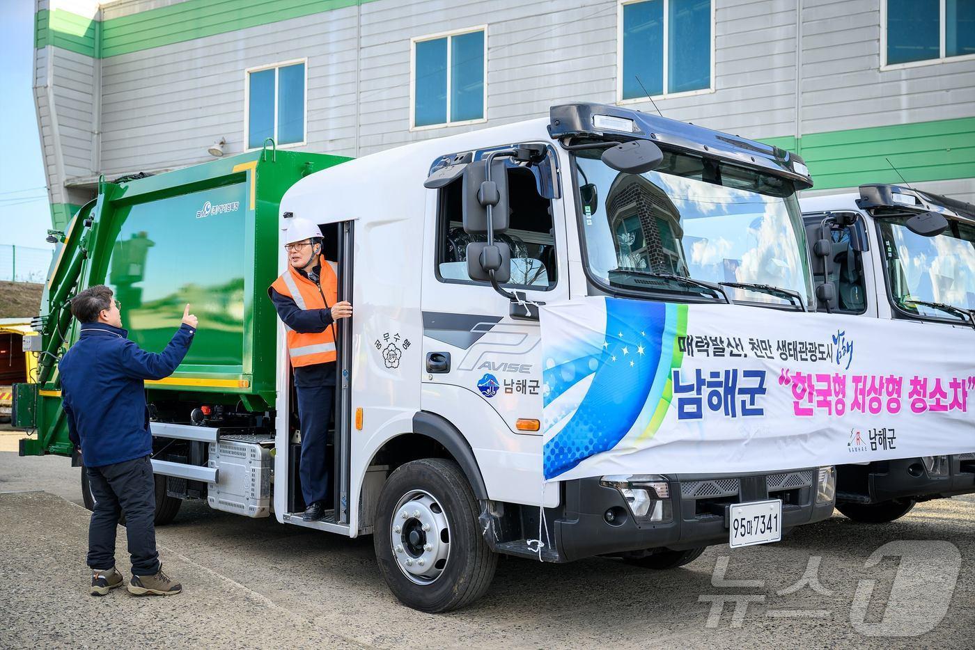 본문 이미지 - 저상형 청소 차량 탑승 시범.(남해군 제공)