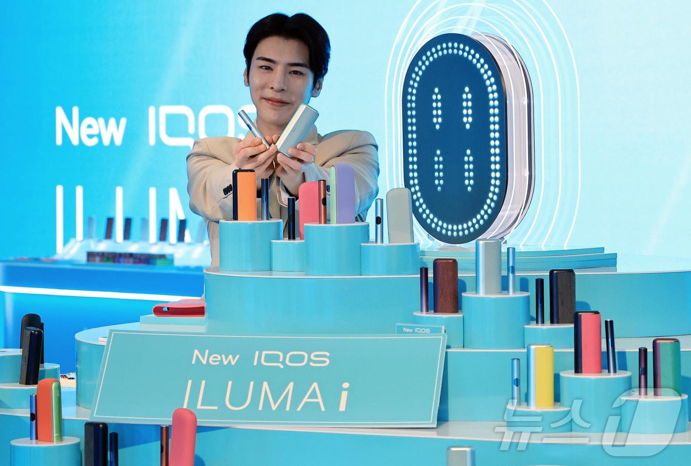 5일 오전 서울 중구 을지로 롯데호텔 서울 크리스탈볼룸에서 모델들이 한국필립모리스의 궐련형 전자담배 기기 '아이코스 일루마 i(IQOS ILUMA i)' 시리즈를 소개하고 있다. 2025.2.5/뉴스1 ⓒ News1 박정호 기자