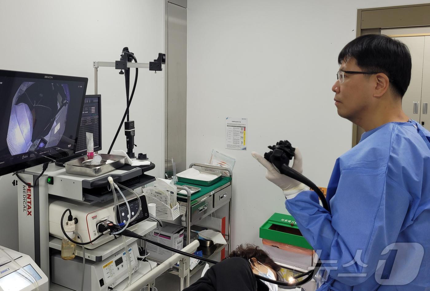 본문 이미지 - 센텀종합병원 김경한 소화기내과 내시경센터장이 내시경 검사를 진행하고 있다.(센텀종합병원 제공)