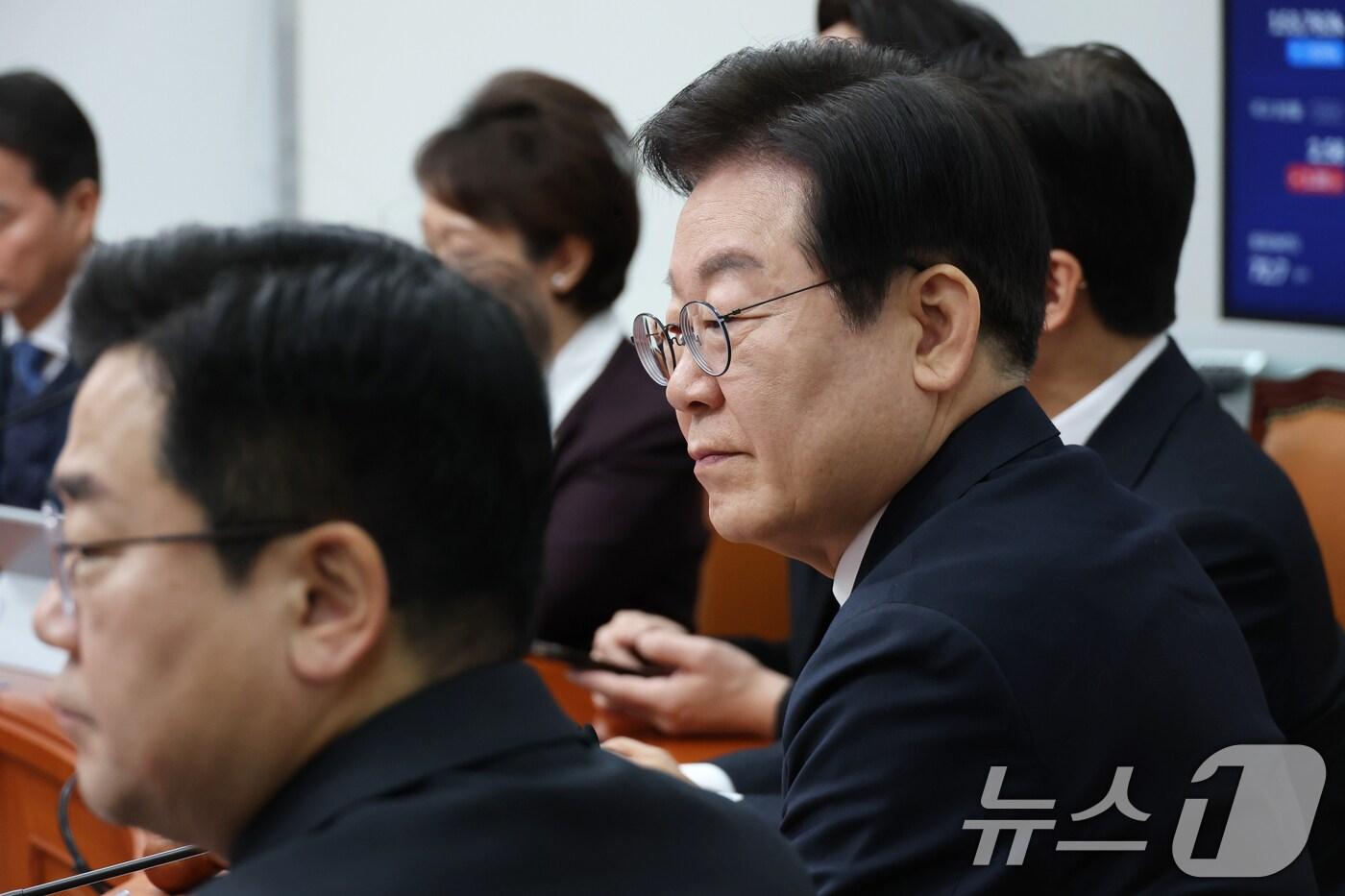 이재명 더불어민주당 대표가 5일 오전 서울 여의도 국회에서 열린 최고위원회의에서 김병주 최고위원의 발언을 듣고 있다. 2025.2.5/뉴스1 ⓒ News1 이광호 기자