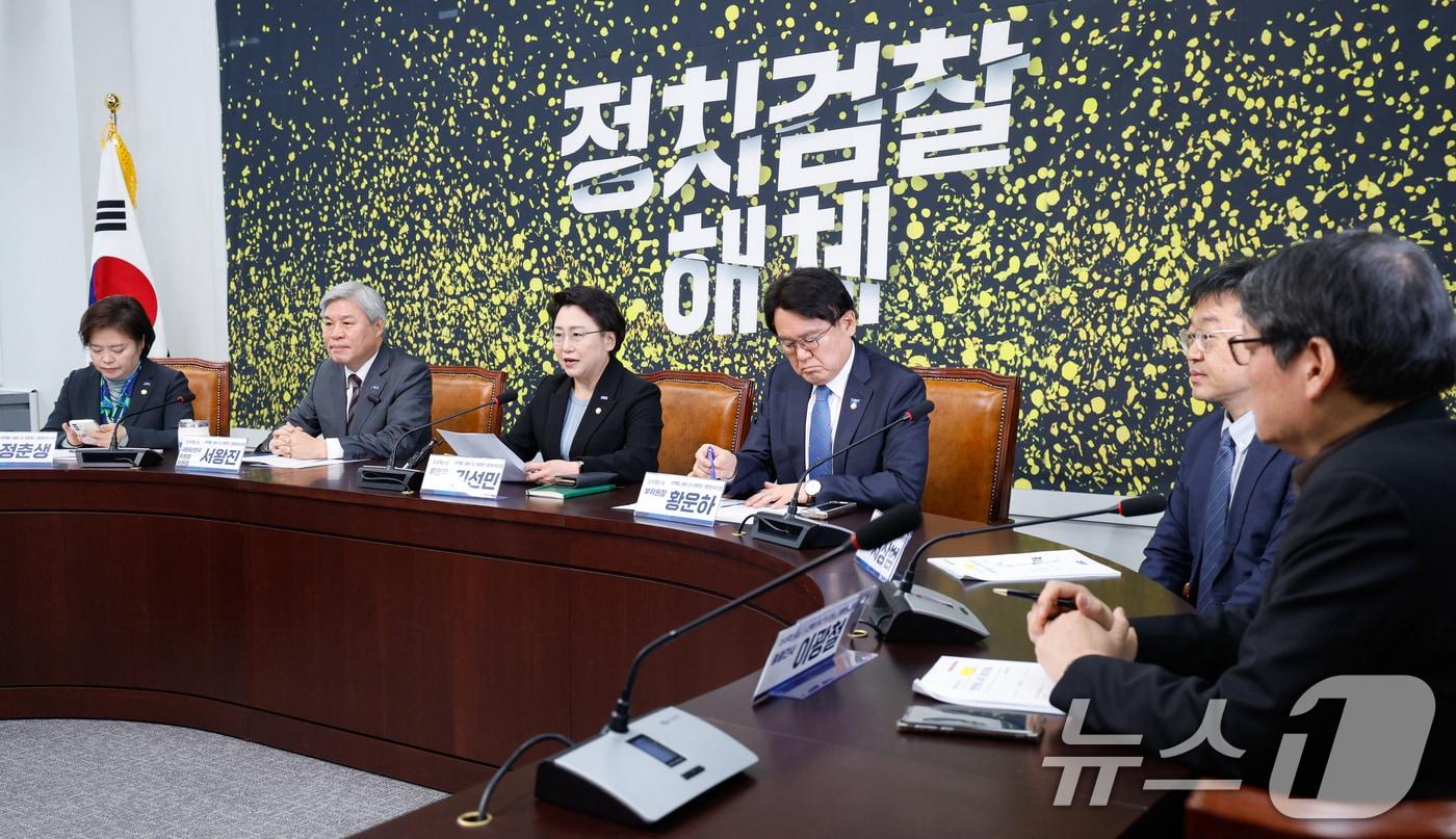 김선민 조국혁신당 대표 권한대행이 5일 오전 서울 여의도 국회에서 열린 탄핵을 넘어 더 탄탄한 대한민국으로 위원회(탄탄대로) 회의에 참석해 모두 발언하고 있다. 2025.2.5/뉴스1 ⓒ News1 안은나 기자