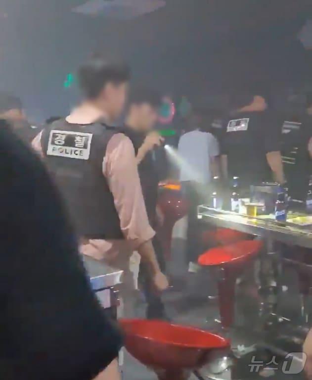 본문 이미지 - 지난해 9월 전남 영암 클럽 단속 모습.(부산경찰청 제공)