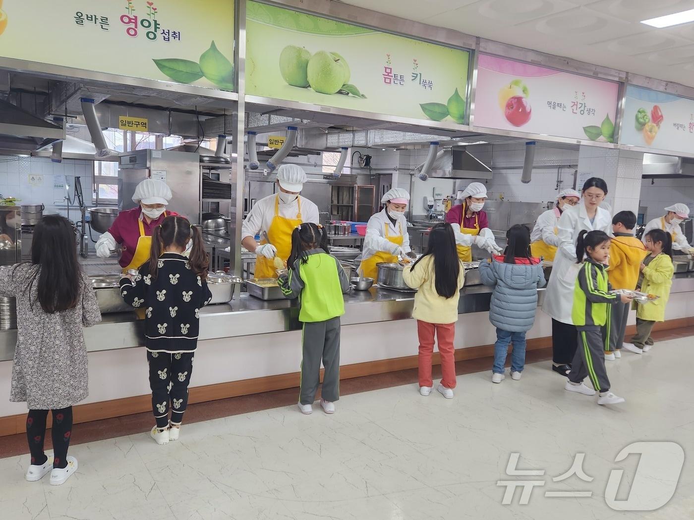 본문 이미지 - 급식소에서 배식받고 있는 학생들.&#40;통영시 제공&#41;