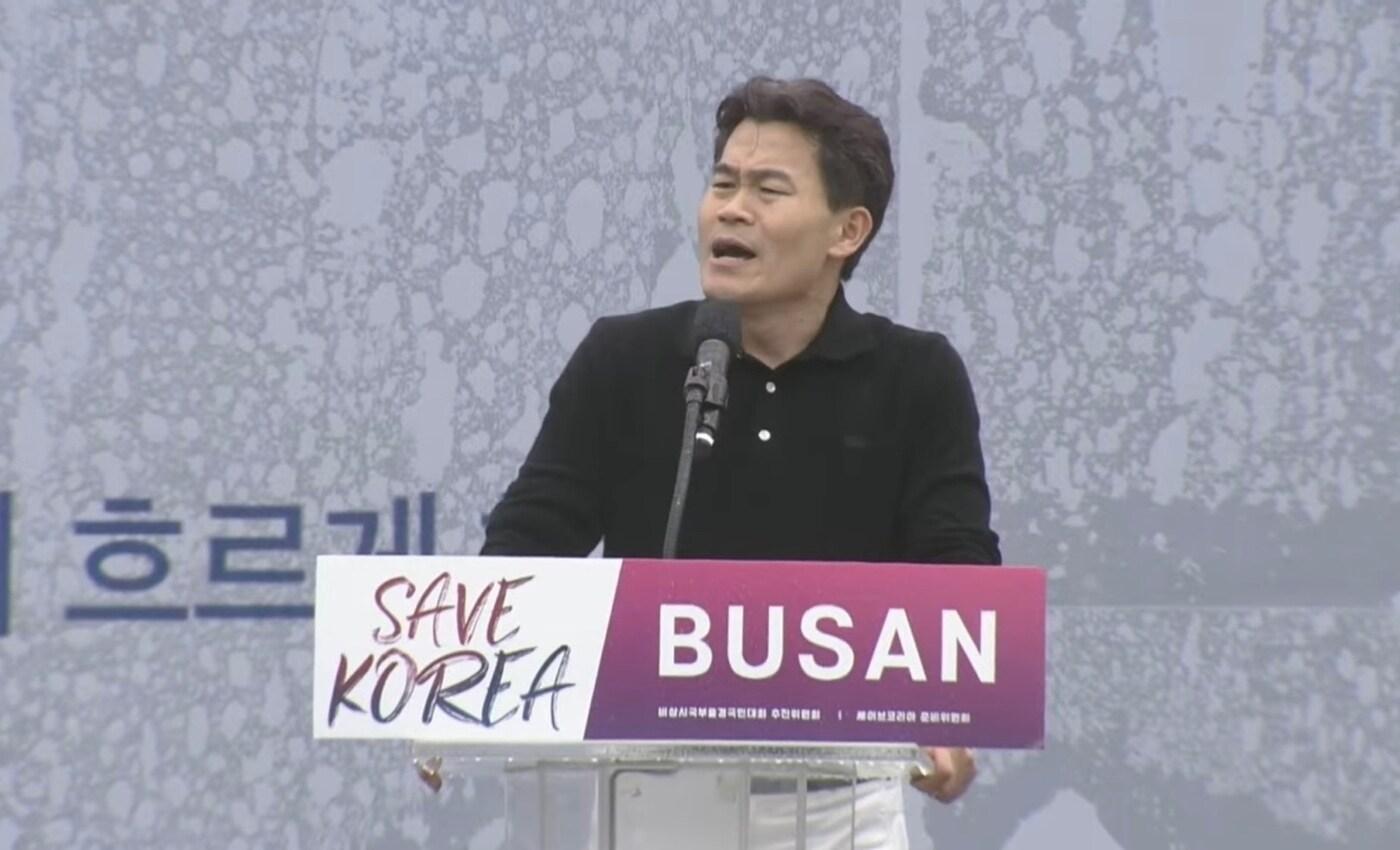  지난 1일 부산역 광장에서 열린 윤석열 대통령 탄핵 반대 집회 연사로 참석해 발언하고 있는 전한길 씨. (유튜브 갈무리)