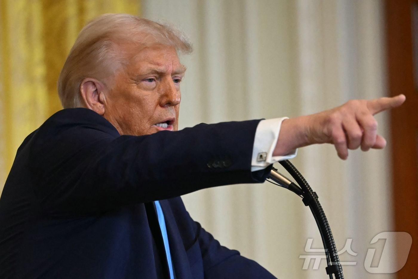 도널드 트럼프 미국 대통령이 4일&#40;현지시간&#41; 워싱턴 백악관에서 베냐민 네타냐후 이스라엘 총리와 회담을 마친 뒤 기자회견서 “가자지구의 팔레스타인 주민을 다른 지역으로 이주시켜야 한다”고 밝히고 있다. 2025.02.05 ⓒ AFP=뉴스1 ⓒ News1 우동명 기자