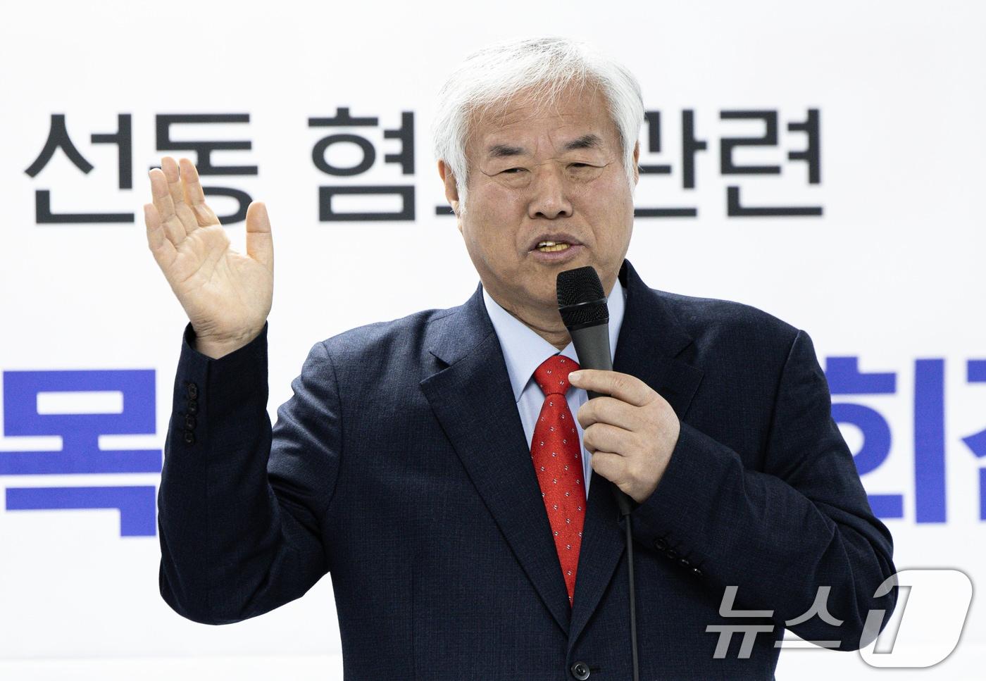 전광훈 사랑제일교회 목사가 5일 오전 서울 여의도 자유통일당 당사에서 기자회견을 열고 내란 선동 혐의 관련 입장을 말하고 있다. 2025.2.5/뉴스1 ⓒ News1 이재명 기자