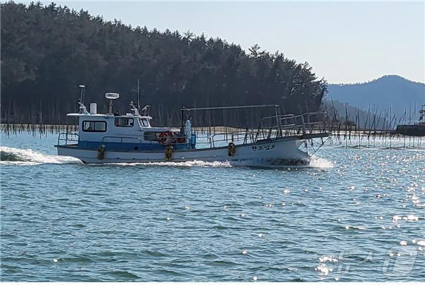 본문 이미지 - 전남 완도 넙도-초완도 운항하는 소외도서 항로 운영 지원사업 선박(해양수산부 제공)