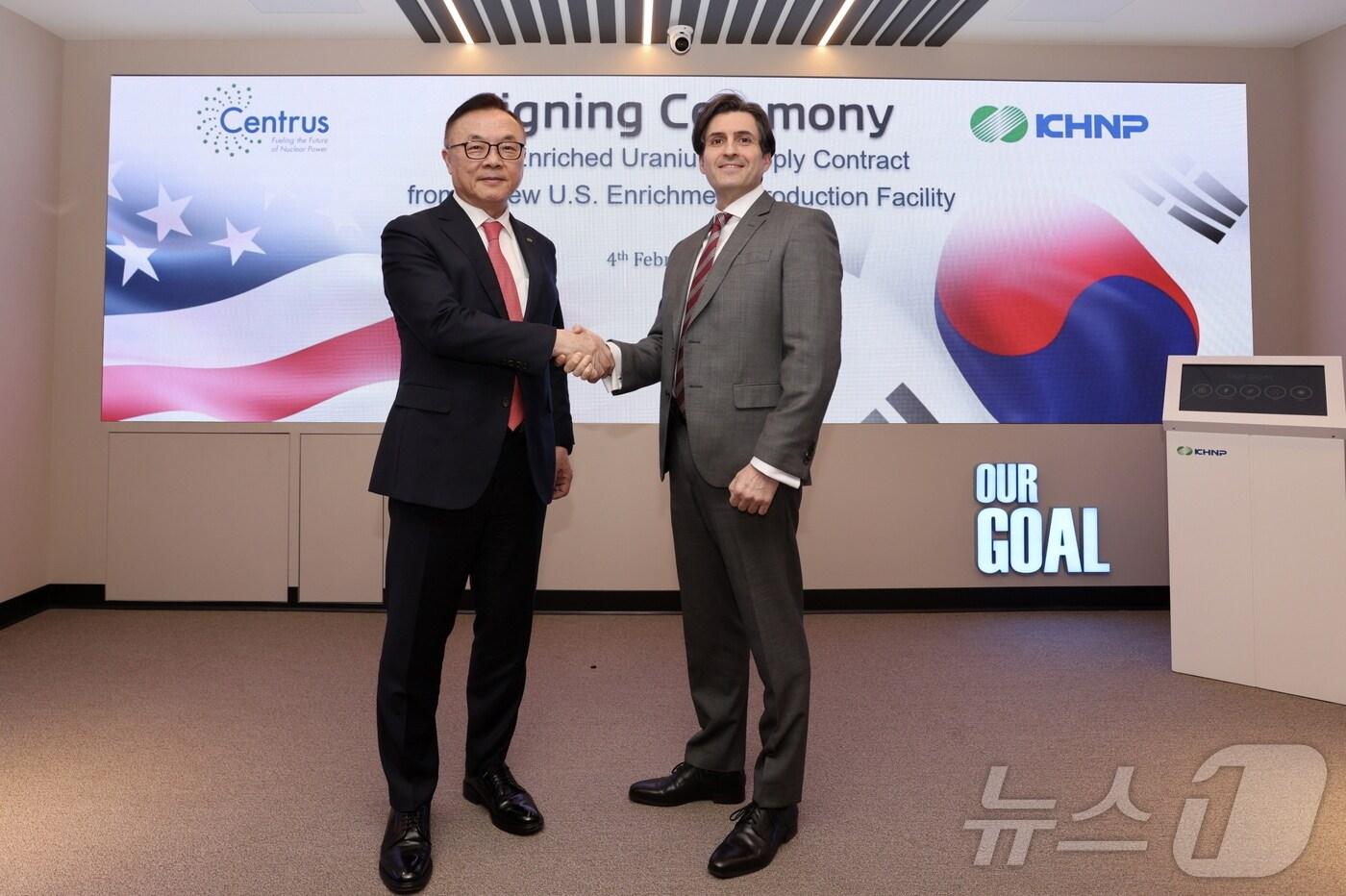 본문 이미지 - 한국수력원자력이 4일(현지시간) 미국 워싱턴DC에서 미국 핵연료 공급사인 센트루스와 농축우라늄 공급계약을 체결했다. 이번 계약은 트럼프 2기 행정 부 출범 이후 한·미 간 원자력 분야 협력의 첫 실질적 성과라는 측면에서 주목된다. 사진 왼쪽부터 황주호 한국수력원자력 사장, amir vexler(아미르 벡슬러) 센트루스 CEO. ⓒ News1