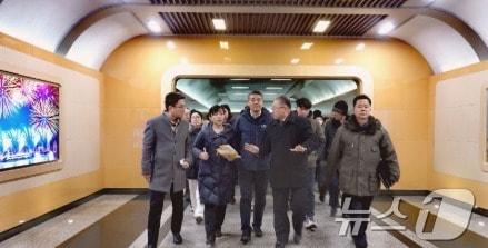 본문 이미지 -  평양 지하철을 찾은 왕야쥔 주북한 중국대사와 대사관 직원들. (주북한 중국대사관 홈페이지)