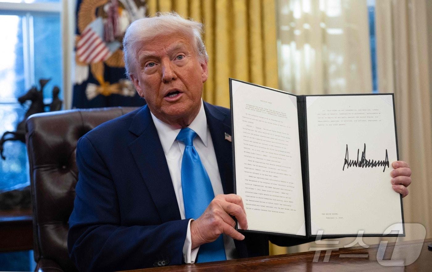 도널드 트럼프 미국 대통령이 4일&#40;현지시간&#41; 워싱턴 백악관에서 유엔 인권이사회와 유엔 팔레스타인 난민구호기구&#40;UNRWA&#41;에서 탈퇴하는 행정명령에 서명을 한 뒤 들어 보이고 있다. 2025.02.05 ⓒ AFP=뉴스1 ⓒ News1 우동명 기자