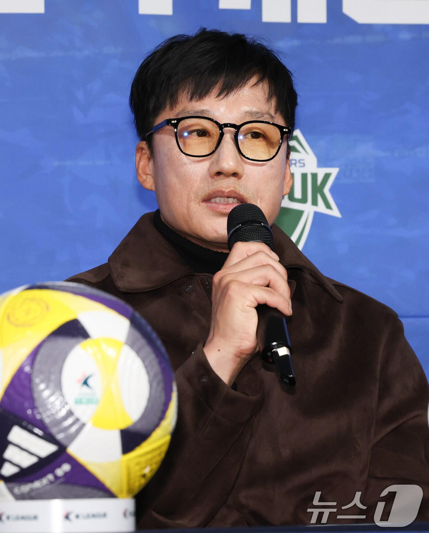 본문 이미지 - 이정효 광주 FC 감독이 5일 서울 종로구 축구회관에서 열린 2024-25 ACL 참가 K리그 4개팀 미디어데이에서 출사표를 밝히고 있다. 2025.2.5/뉴스1 ⓒ News1 허경 기자