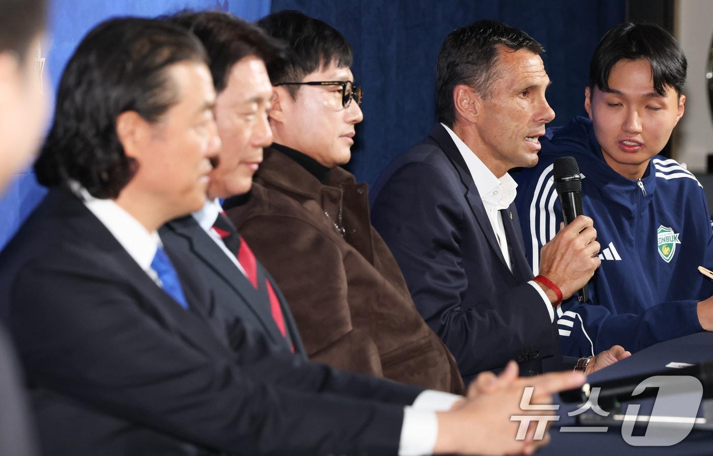 거스 포옛 전북 현대 모터스 감독이 5일 서울 종로구 축구회관에서 열린 2024-25 ACL 참가 K리그 4개팀 미디어데이에서 취재진의 질의에 답하고 있다. 2025.2.5/뉴스1 ⓒ News1 허경 기자