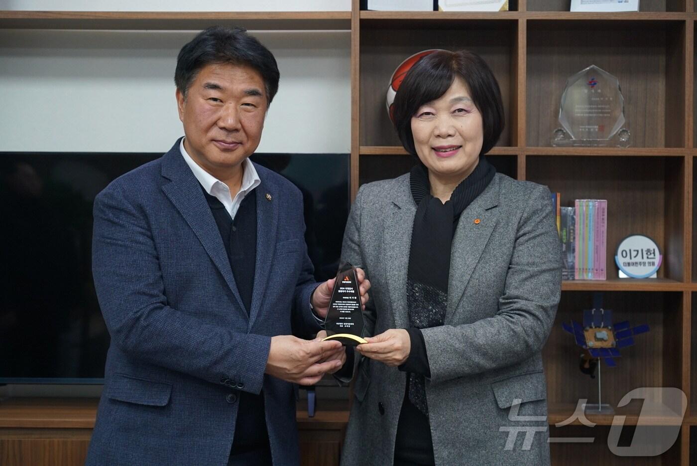 이기헌 국회의원(왼쪽)이 동물자유연대 조희경 대표로부터 '국정감사 동물복지 우수의원' 선정 감사패를 전달받고 있다. (이기헌 의원실 제공)