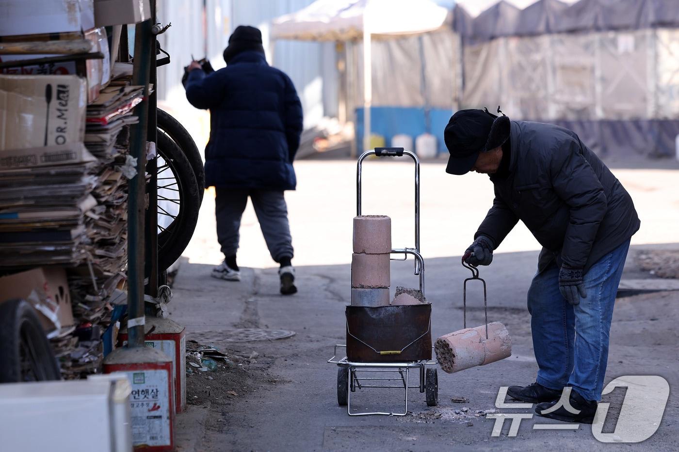 연일 한파가 지속된 5일 오후 서울 영등포 쪽방촌에서 주민이 연탄재를 정리하고 있다. 2025.2.5/뉴스1 ⓒ News1 박지혜 기자
