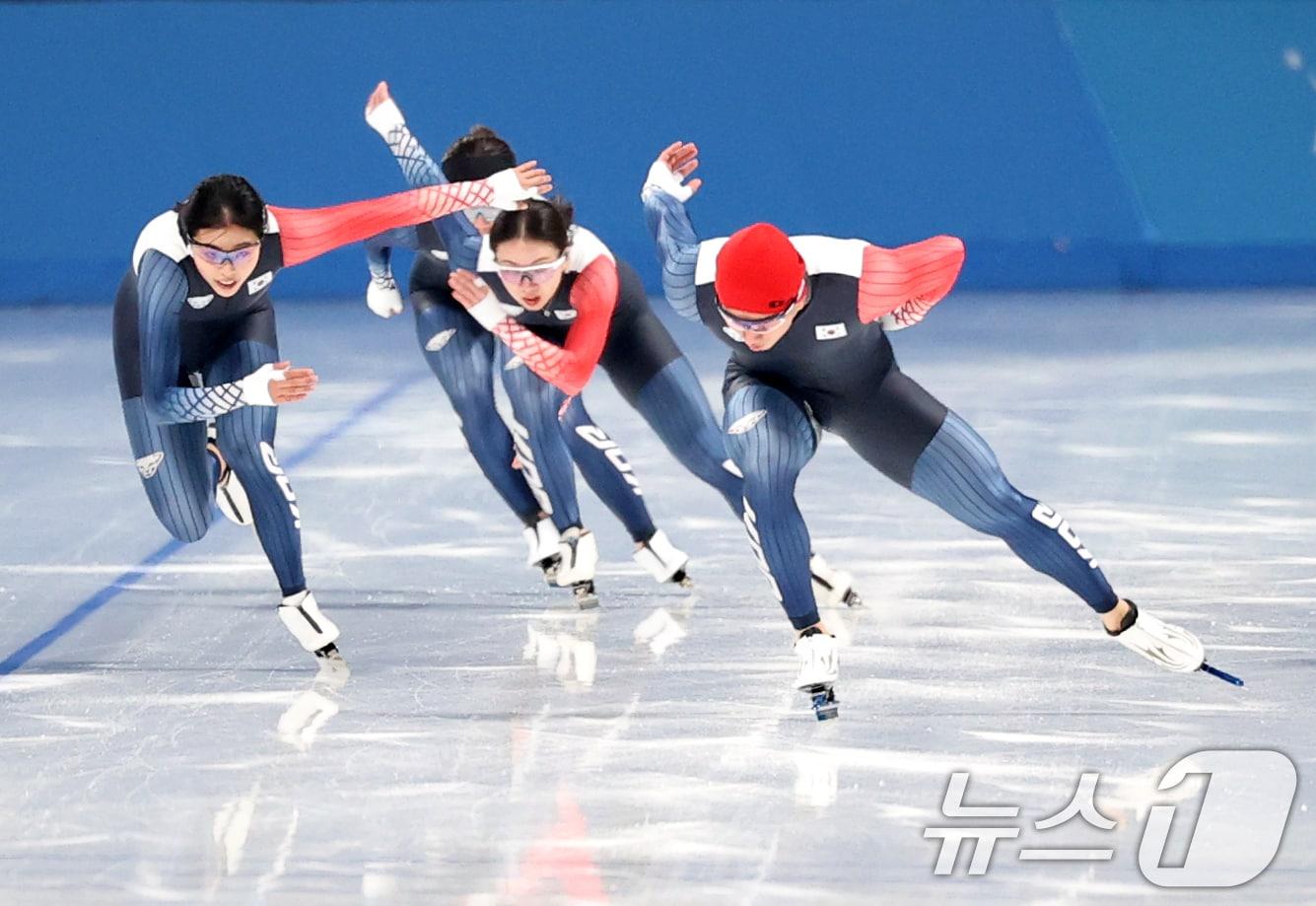 본문 이미지 - 하얼빈 동계아시안게임에 출전하는 대한민국 스피드 스케이팅 대표팀이 5일 중국 헤이룽장성 하얼빈 스피드 스케이트 오벌에서 훈련하고 있다. 2025.2.5/뉴스1 ⓒ News1 이승배 기자