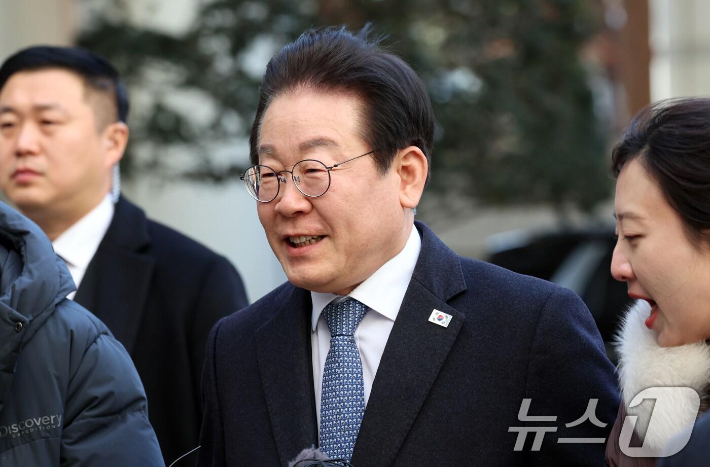 더불어민주당 이재명 대표가 5일 서울 서초구 서울고등법원에서 열린 공직선거법 위반 사건 항소심 2심 공판에 출석하고 있다. 한편 이 대표 측은 지난 4일 선거법 위반 사건을 심리하는 서울고법 형사6-2부(부장판사 최은정 이예슬 정재오)에 당선 목적의 허위사실 공표죄 처벌을 규정한 공직선거법 250조 1항과 관련해 위헌을 주장하며 위헌심판 제청 신청서를 냈다. 2025.2.5/뉴스1 ⓒ News1 김명섭 기자